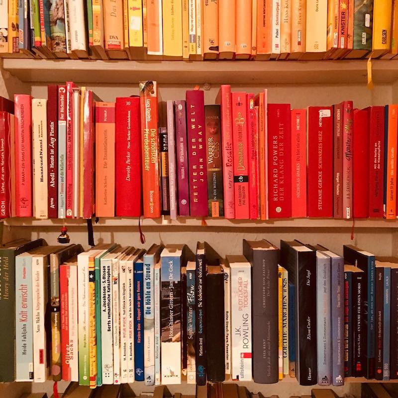 Bücherregal mit roten Büchern